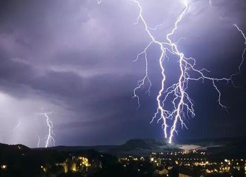 重庆爆料打雷视频播放时间,视频播放时间见证惊险一幕 第1张 重庆爆料打雷视频播放时间,视频播放时间见证惊险一幕 第1张